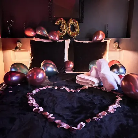 Apartment Rouge Baiser Avec Jacuzzi Privatif - Loveroom Insolite *