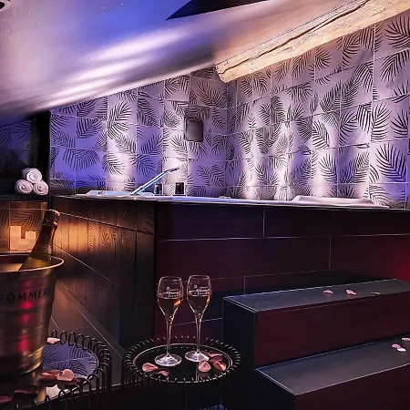 Apartment Rouge Baiser Avec Jacuzzi Privatif - Loveroom Insolite