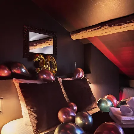 Apartment Rouge Baiser Avec Jacuzzi Privatif - Loveroom Insolite