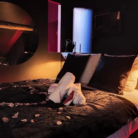 Rouge Baiser Avec Jacuzzi Privatif - Loveroom Insolite Saint-Etienne (Loire)