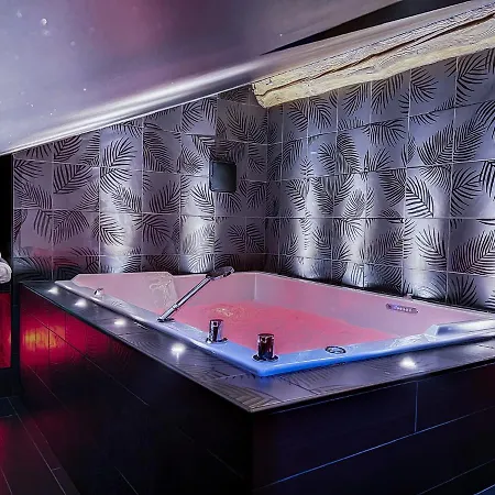 Rouge Baiser Avec Jacuzzi Privatif - Loveroom Insolite Apartment